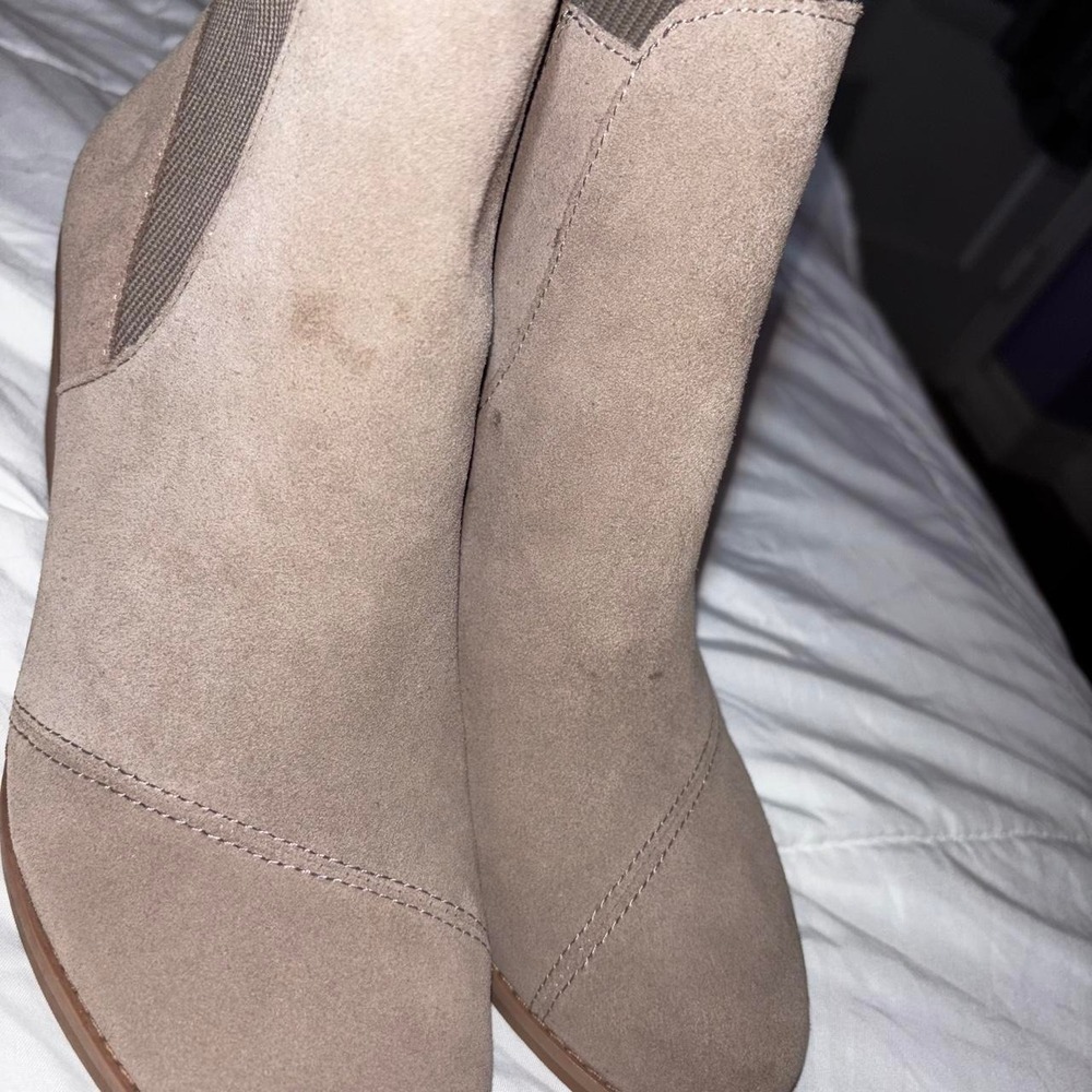 Brand new with tags women's tan suede Tom's low ankle wedge boots